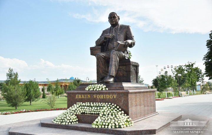 Президент Шавкат Мирзиёев Эркин Воҳидов ҳайкали пойига гул қўйди