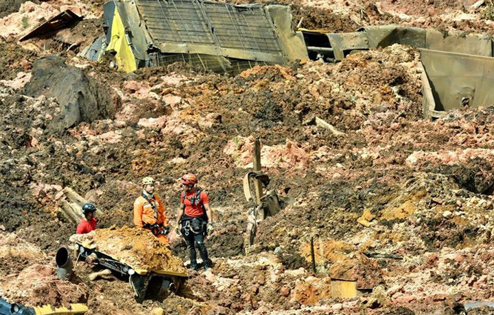 Возросло число погибших при прорыве дамбы в Бразилии