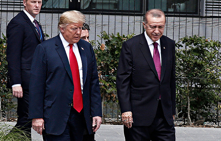 Эрдоган обсудил с Трампом ситуацию в сирийском Манбидже