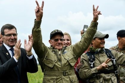 Иккинчи жаҳон уруши қатнашчиси 97 ёшида яна парашютда сакради