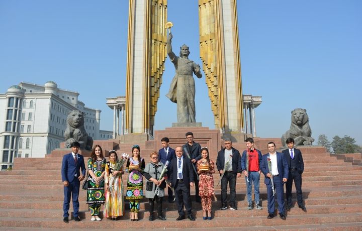Душанбеда ўзбекистонлик сайёҳларни байрамона кутиб олишди