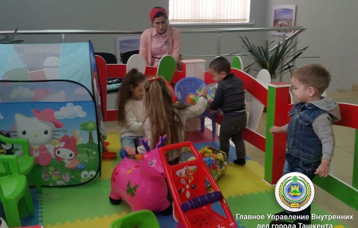 Яхши ташаббус — она паспорт олади, бола эса ўйнайди