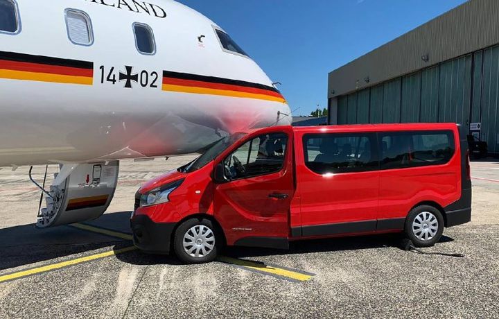 Ангела Меркелнинг самолёти автомобиль билан тўқнашди