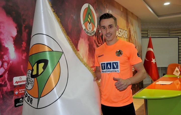 Turkiya jamoasi avtobusi YTHga uchradi, legioner futbolchi halok bo‘ldi