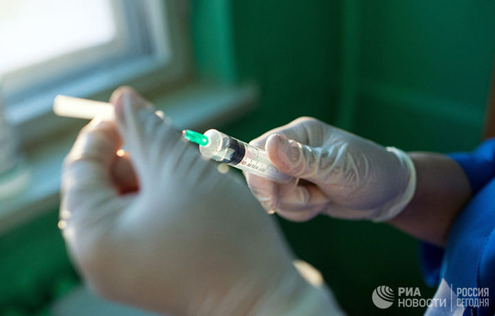 Италиялик санитар автобус ўриндиқларига шприц игналарини жойлаштирди