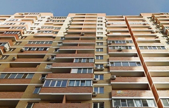 Тошкентда 14 ёшли қиз селфи қиламан деб учинчи қаватдан тушиб кетди
