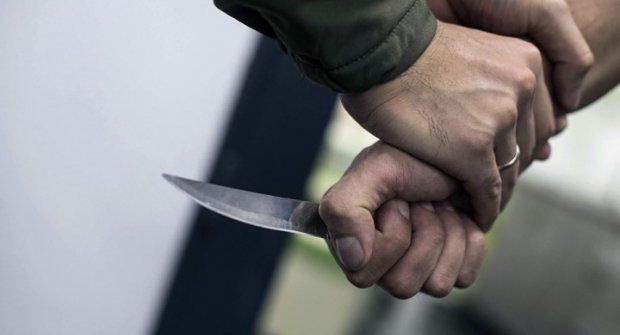 Самарқандлик шифокор пичоқлаган эркак шифохонага етмай жони узилди