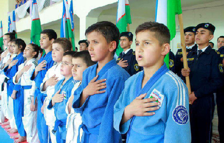 Buxorodagi sport maktablariga 3,6 milliard so‘mlik jihozlar topshirildi
