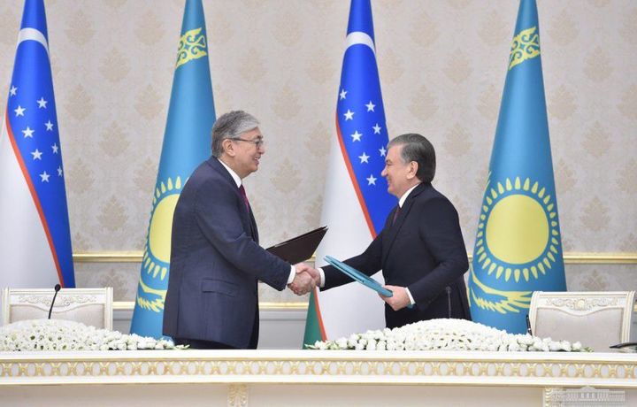 Мирзиёев ва Тоқаев фуқароларнинг меҳнат ҳуқуқларини ҳимоя қилиш бўйича битим имзоладилар