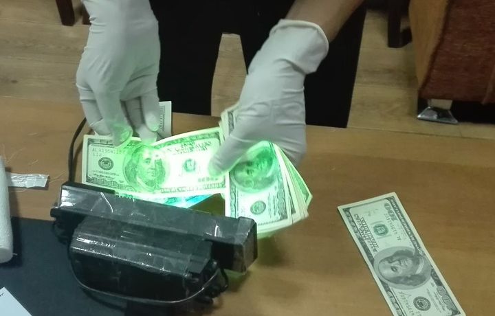 Таълим соҳасидаги раҳбар 3 минг АҚШ долларини олган вақтида ушланди