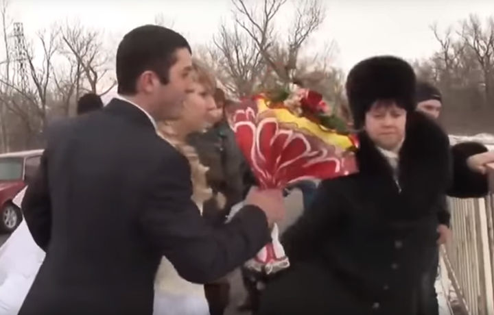 Ko‘lga gul otgan kelin-kuyov ta’sirli voqeaga guvoh bo‘lishdi (video)