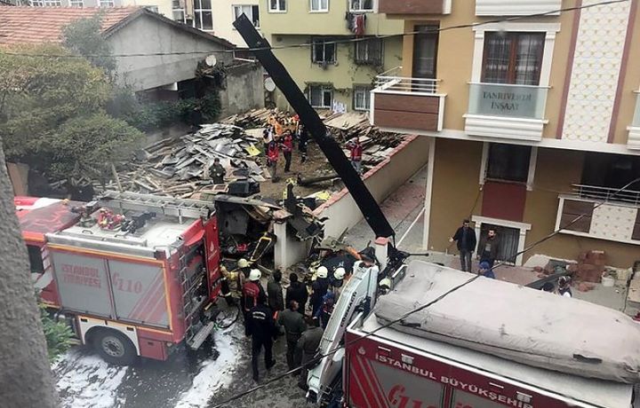 Четыре человека погибли при крушении вертолета в жилом квартале Стамбула