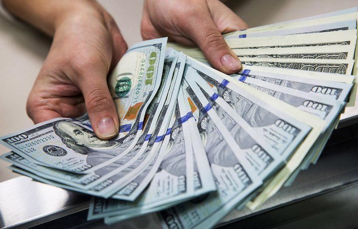22 000 долларни фирибгарнинг қўлига топшириб қўя қолди
