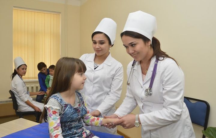 Тиббиёт ходимлари ойлиги оширилади