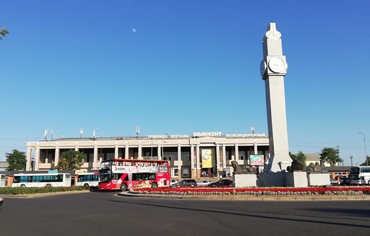 Тошкентдан Олмаотага бориш учун Чимкентда билет олдим. Нега?