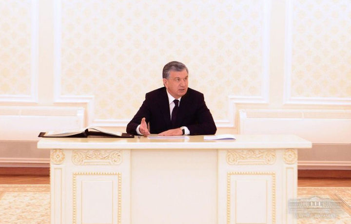 Мирзиёев Бухорога ташрифини танқидий руҳдаги йиғилиш билан бошлади