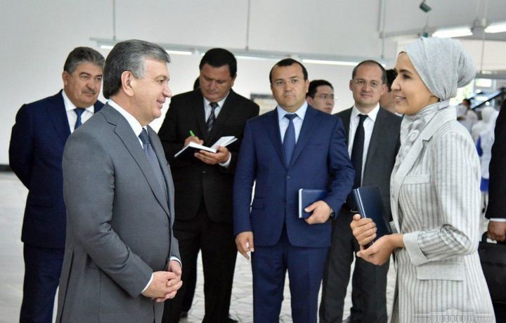 Президент побеседовал с швеями в Маргилане