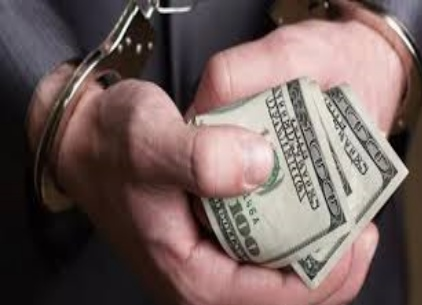 Фирибгарлик йўли билан 100 000 АҚШ долларини олган вақтида қўлга олинди