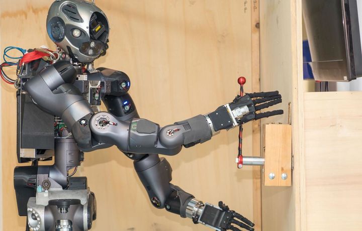 «WALK-MAN»: Дунёдаги илк ўт ўчирувчи робот