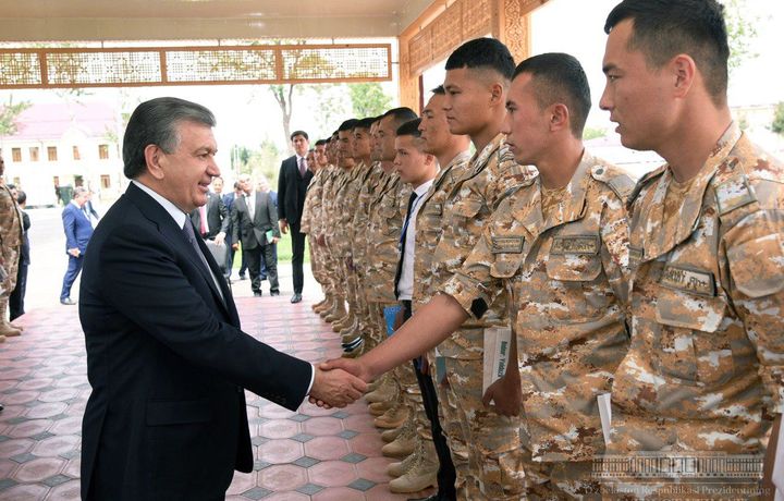 Шавкат Мирзиёев уделил внимание духовно-психологической подготовке солдат