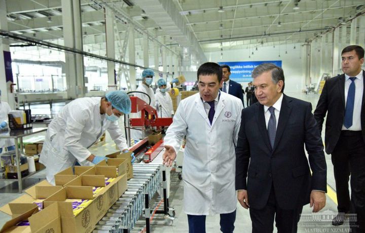 Президент «Амилов» қандолат фабрикасини бориб кўрди