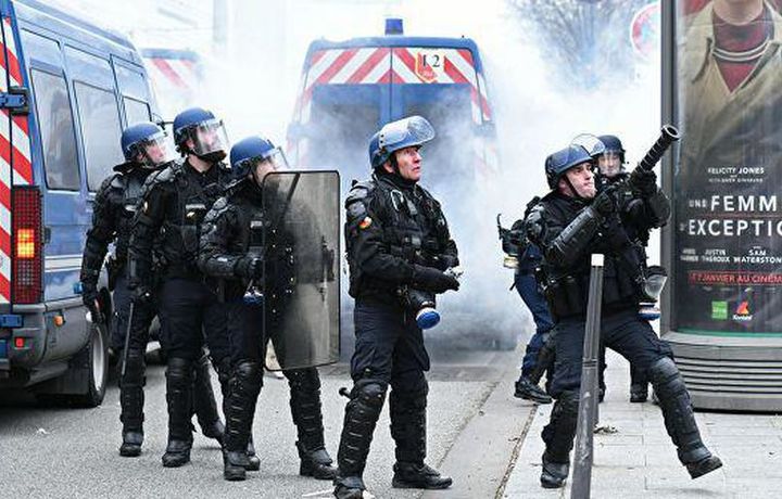 Протесты во Франции собрали не менее 25 тысяч человек. Некоторые из них задержаны