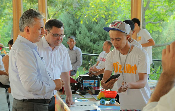 Ширинлик ихтирочи машиналарни қизил чироққа автомат тўхтатадиган лойиҳани тақдим этди