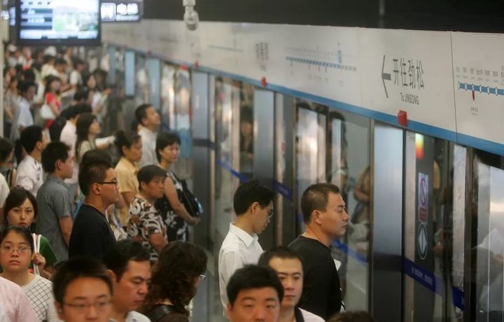 Китайцы начали в метро платить своим лицом