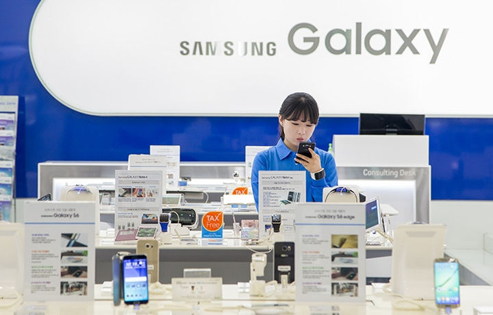 Samsung представила смартфон с тройной камерой
