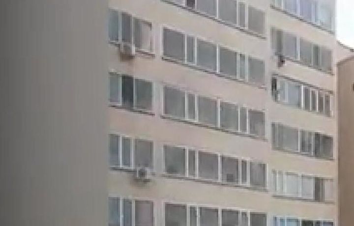Қозоғистонлик эркак 10 қаватдан тушиб кетган болани ушлаб қолди (видео)