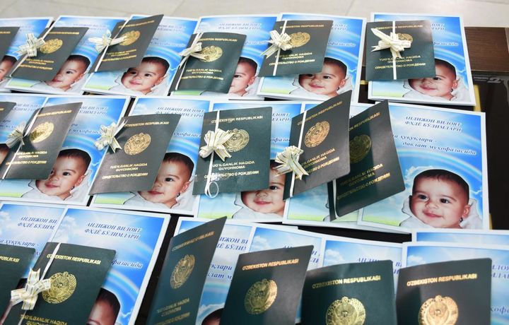 Узоқ муддатдан буён туғилганлиги қайд этилмаган болаларга гувоҳномалар топширилди