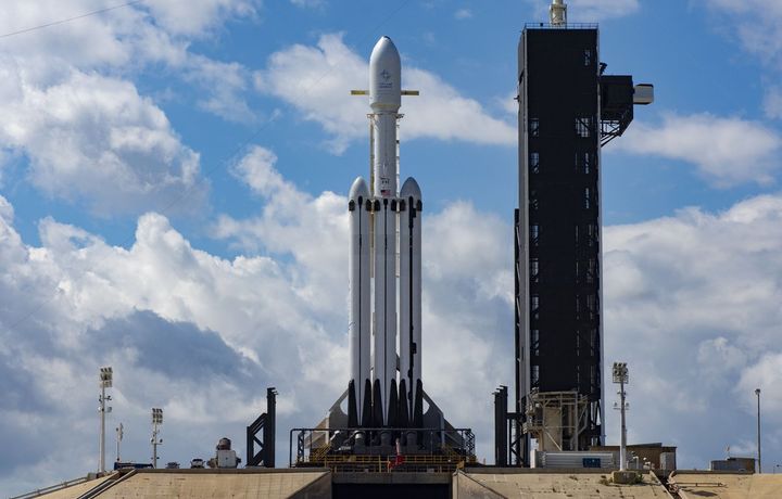 Космонавтика куни арафасида илк тижорий «Falcon Heavy» учирилди