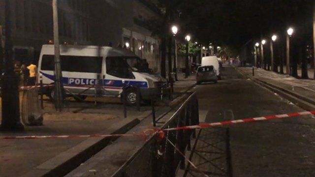 Парижда номаълум кимса пичоқ билан одамларга ҳужум қилди