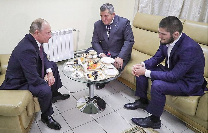 Путин Хабиб Нурмагомедовнинг отасидан уни қаттиқ жазоламасликни сўради (видео)