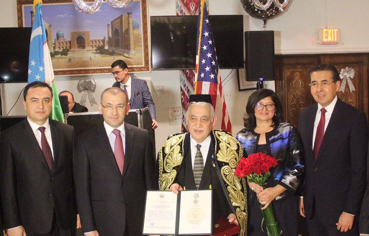 Shavkat Mirziyoyev Turkiston — Amerika uyushmasi prezidentini orden bilan taqdirladi