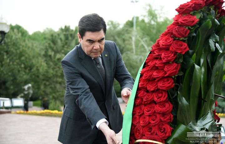 Туркманистон Президенти Мустақиллик ва эзгулик монументи пойига гул қўйди
