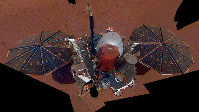 Зонд InSight прислал первые селфи с Марса