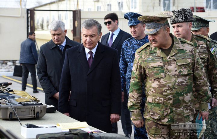 Президент жанговар шайликка келтирилган бўлинмаларнинг махсус-тактик машқларини кузатди (фото)