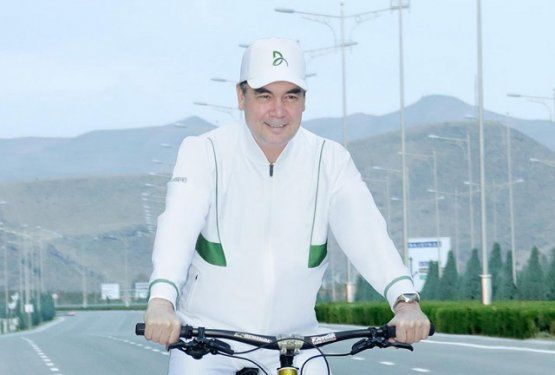 Туркманистон президенти ҳукумат мажлисига велосипедда келди
