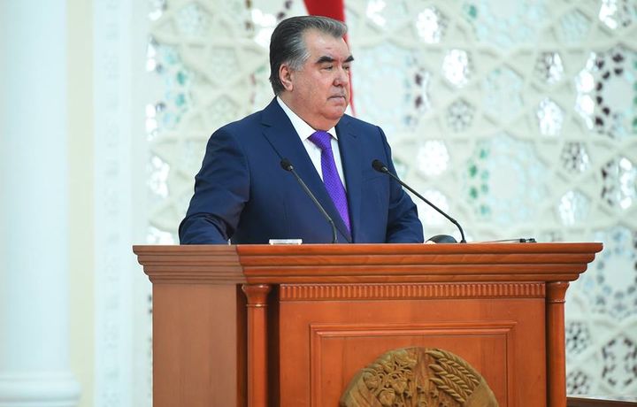 Тожикистон президенти ўзининг клипларда мадҳ этилишидан норози