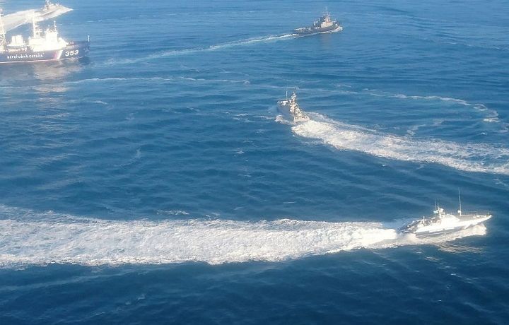 Россия Украина кемаларини тўхтатиш учун қурол қўллади