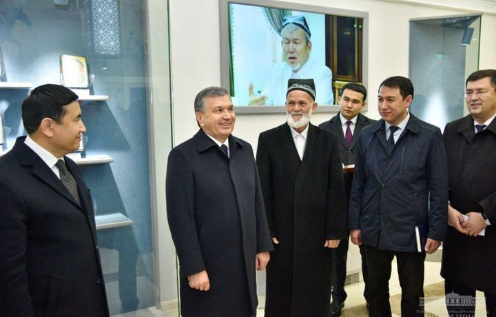 Шавкат Мирзиёев Имом Бухорий мақбарасини зиёрат қилди (фото)
