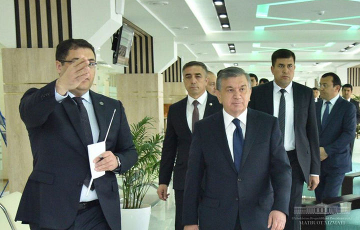 Шавкат Мирзиёев ҳайдовчилик гувоҳномасини алмаштириш жараёнини кўздан кечирди