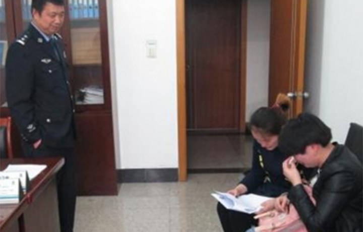 Полициячи хитойлик аёлга 36 йил олдин йўқолган эгизагини топишга ёрдам берди