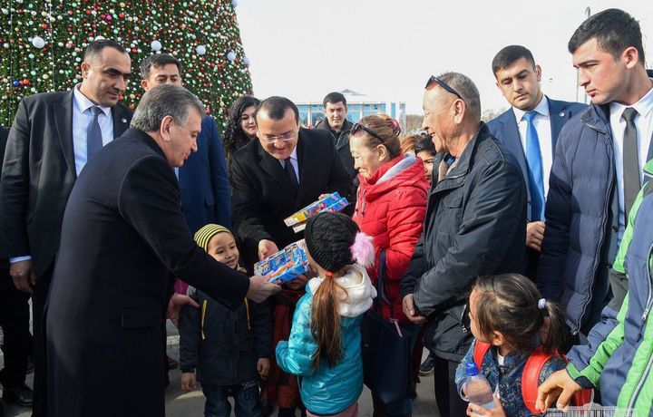 Президент байрамга келган болаларга совға улашди (фото)