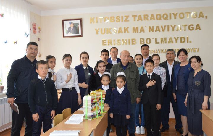 Президент маслаҳатчиси Навоийдаги мактабларга китоб совға қилди