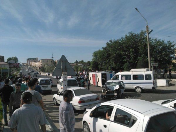 Самарқандда йўловчи автобуси ағдарилиши оқибатида 23 киши жабрланди