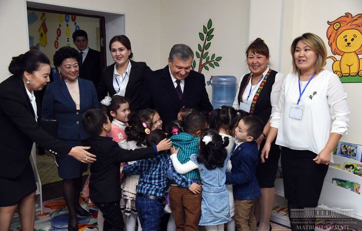 Президент Нукусдаги кўп қаватли уйларда жойлашган боғча ва поликлиника фаолияти билан танишди (фото)