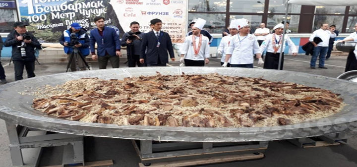 Бишкекда 1464 кг бешбармоқ ва 117 метр чучук тайёрланди