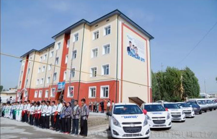 Наманганда ёш оилаларга уй ва автомашиналар берилди